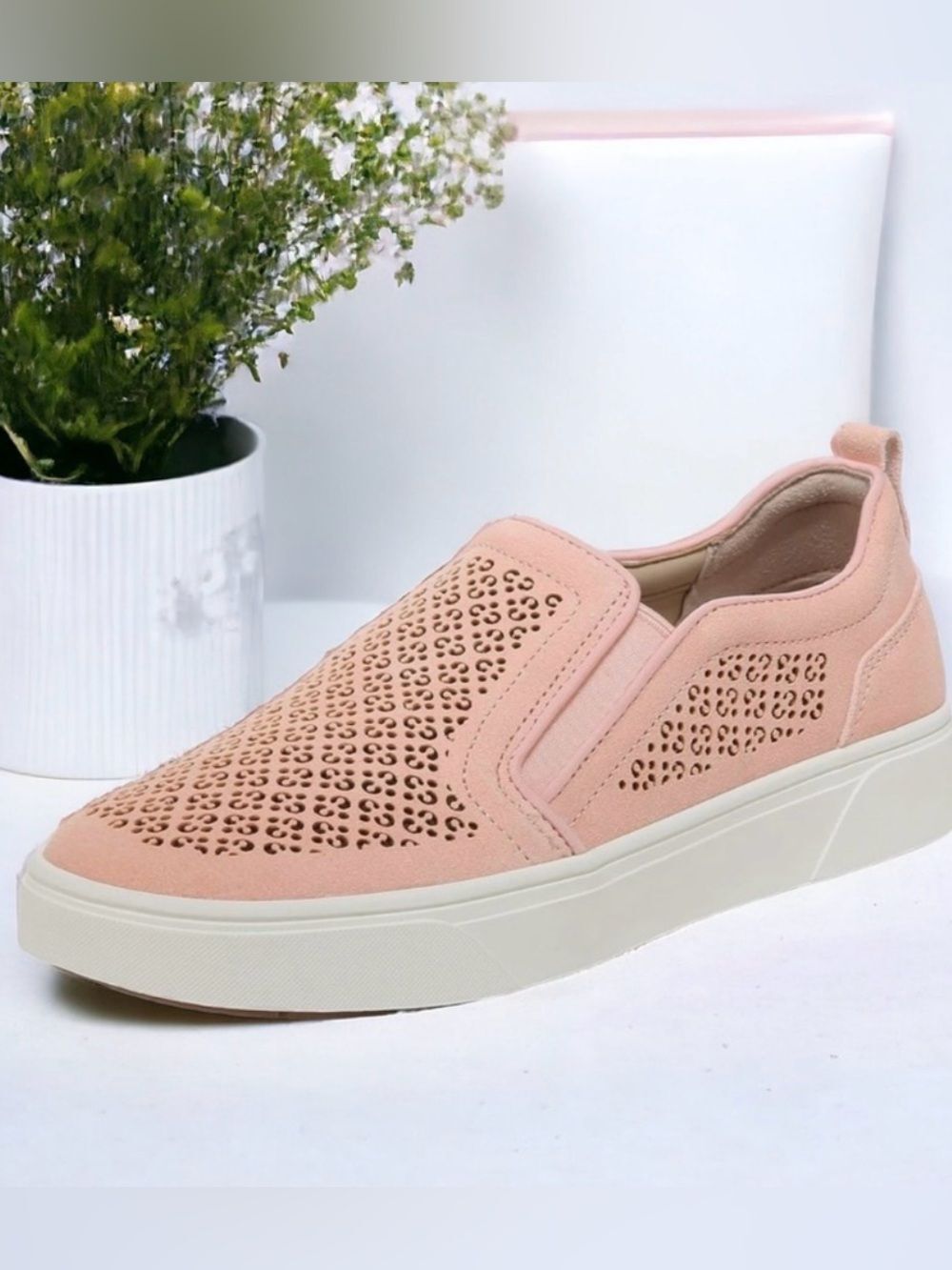 ❤️💗❤️ VIONIC Women’s KIMMIE Perforated Leather Slip On Sneaker
